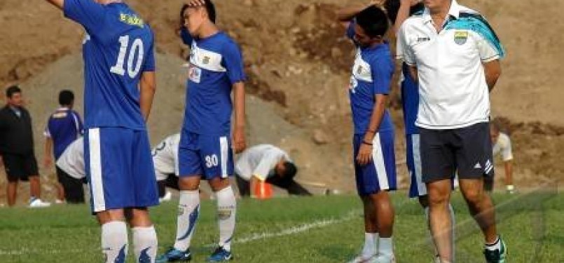 Pelatih Persib Bandung, Drago Mamic (kanan), memantau latihan para pemain Persib di lapangan Siliwangi, Bandung, Jawa Barat.