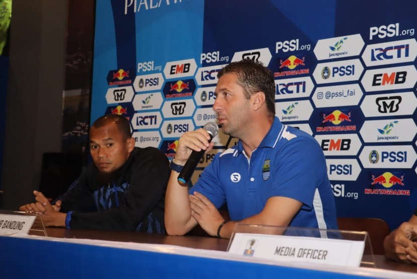 Pelatih Persib Bandung, Miljan Radovic (kanan).