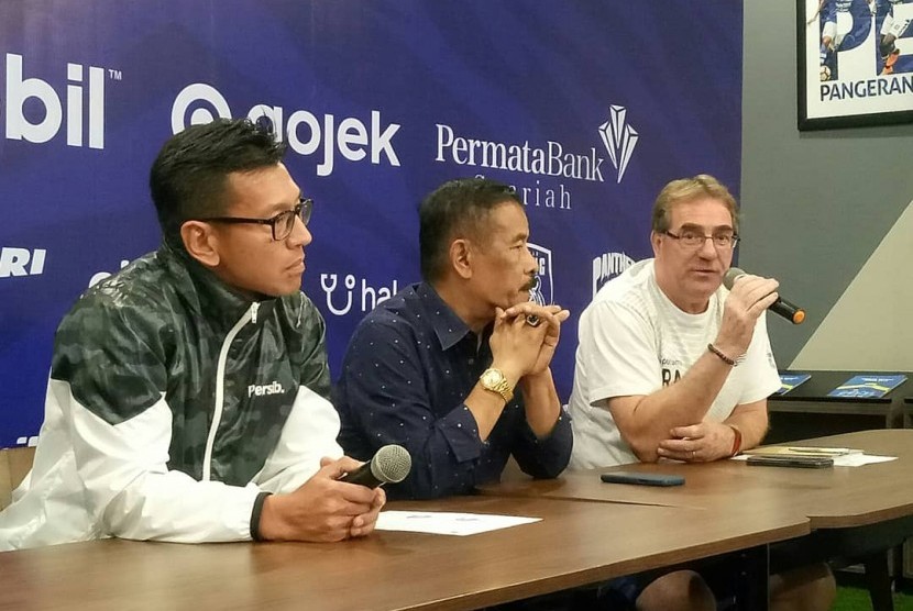 Pelatih Persib Bandung, Robert Alberts (kanan) umumkan pemain asing baru Persib.