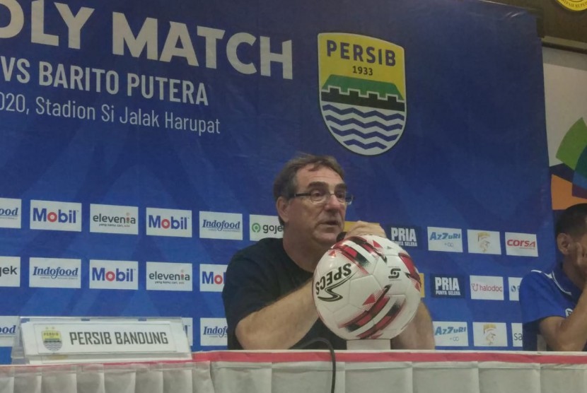 Pelatih Persib Bandung, Robert Rene Alberts di Stadion Si Jalak Harupat, Kabupaten Bandung, Selasa (11/2).