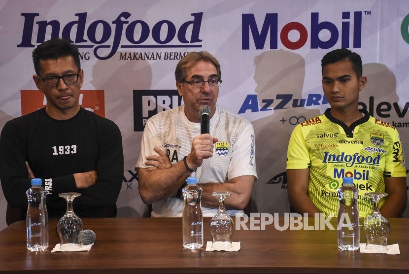 Pelatih Persib Bandung Robert Rene Alberts (tengah) menjawab pertanyaan awak media saat memperkenalkan kiper baru Persib Bandung Dhika Bhayangkara (kanan) di Graha Persib, Jalan Sulanjana, Kota Bandung, Selasa (27/8). 
