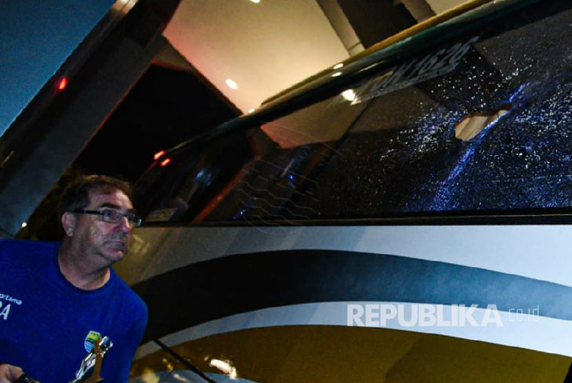 Pelatih Persib Bandung Roberts Rene Albert melihat lubang di jendela bus setelah bus yang ditumpanginya dilempar batu, Sabtu (14/9l.