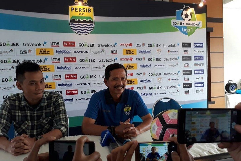 Pelatih Persib Djadjang Nurdjaman hadir untuk konferensi pers di Graha Persib, Sabtu (10/6) jelang laga melawan Persiba Balikpapan. 
