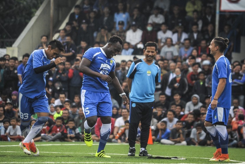 Pelatih Persib, Djajang Nurdjaman (kedua kanan) menyaksikan pesepakbola Persib, Michael Essien (kedua kiri) saat mengikuti latihan rutin di Lapangan Lodaya, Bandung, Jawa Barat, Jumat (31/3). 