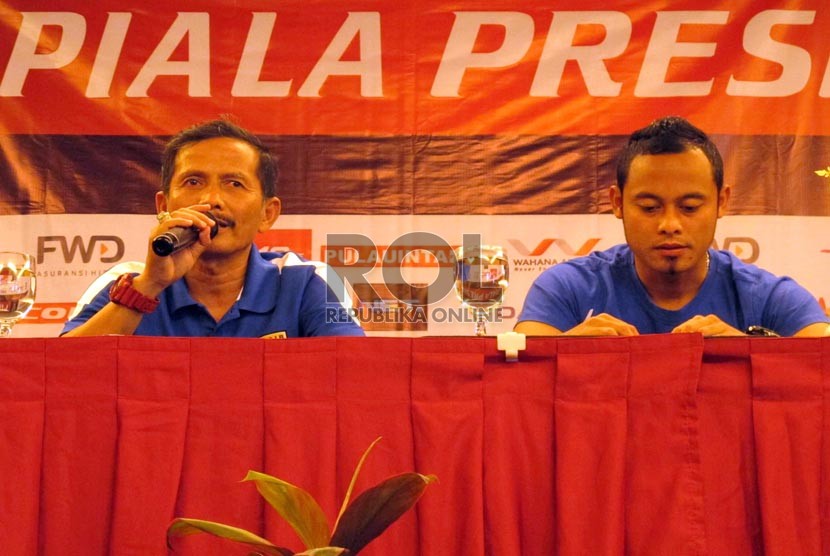  Pelatih Persib Jajang Nurjaman didampingi kapten Persib Atep saat memaparkan persiapan pertandingan melawan Persiba Balikpapan pada konfrensi pers jelang pertandingan Piala Presiden 2015 di Hotel Golden Flower, Kota Bandung, Selasa (1/9). ( Foto: Septianj