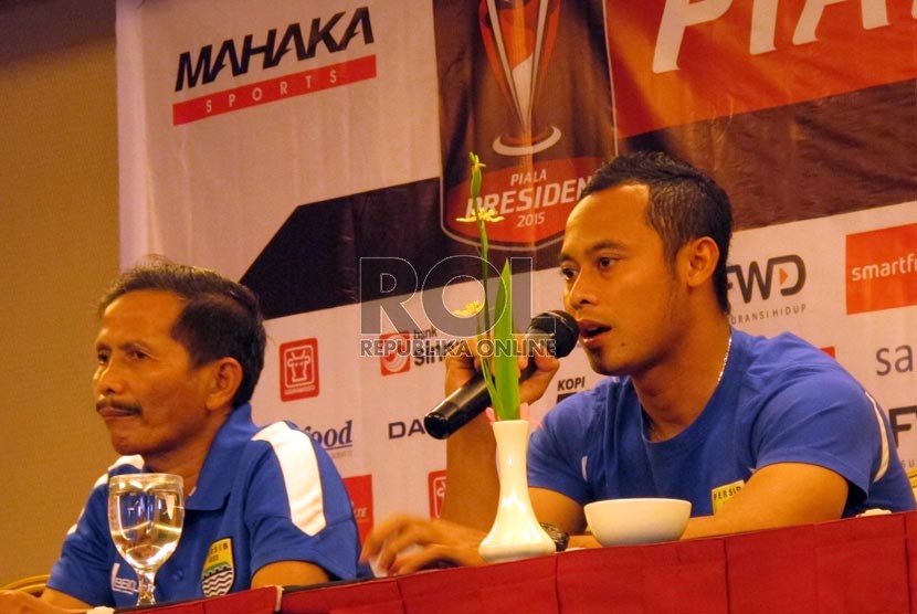 Pelatih Persib Jajang Nurjaman didampingi kapten Persib Atep saat memaparkan persiapan pertandingan melawan Persiba Balikpapan pada konfrensi pers jelang pertandingan Piala Presiden 2015 di Hotel Golden Flower, Kota Bandung, Selasa (1/9). ( Foto: Septianja