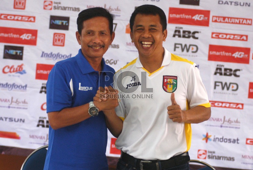 Pelatih Persib Djadjang Nurdjaman (kiri) berjabat tangan dengan pelatih Mitra Kukar, Jafri Sastra.(foto : Septianjar Muharam)