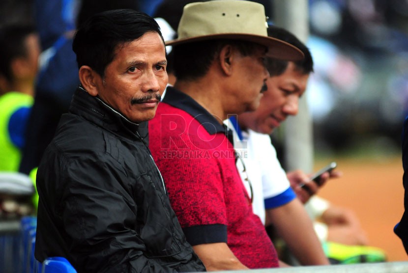  Pelatih Persib Jajang Nurjaman (kiri) menyaksikan Laga  Persib melawan Arema Malang di Stadion Si Jalak Harupat, Kabupaten Bandung, Ahad (13/4).  (foto: Septianjar Muharam)