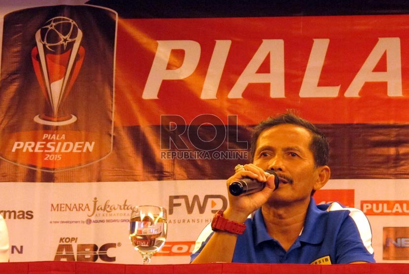  Pelatih Persib Jajang Nurjaman saat memaparkan persiapan pertandingan melawan Persiba Balikpapan pada konfrensi pers jelang pertandingan Piala Presiden 2015 di Hotel Golden Flower, Kota Bandung, Selasa (1/9). ( Foto: Septianjar Muharam)