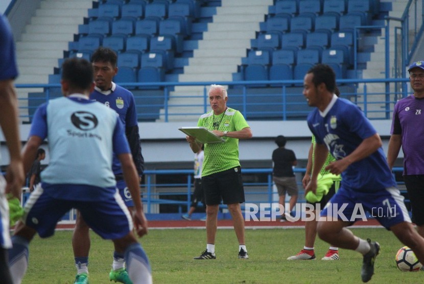 Pelatih Persib, Mario Gomez (tengah) memantau para pemain Persib berlatih. (ilustrasi)