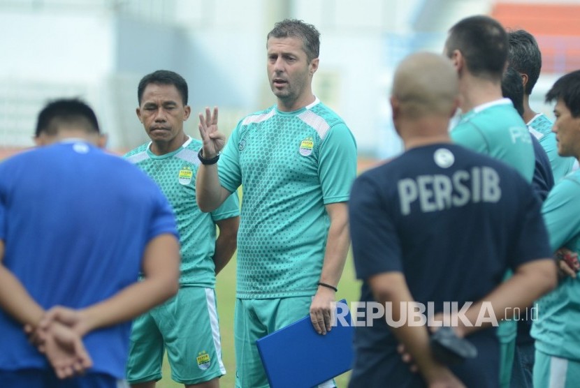 Pelatih Persib yang baru, Miljan Radovic berbicara dengan para pemain Persib saat latihan perdana dengan pelatih baru, di Stadion Sport Jabar Arcamanik, Kota Bandung, Senin (14/1).