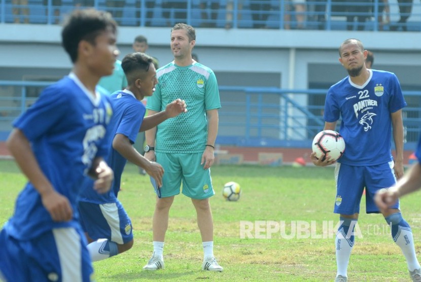 Pelatih Persib yang baru, Miljan Radovic bersama para pemain Persib saat latihan perdana dengan pelatih baru, di Stadion Sport Jabar Arcamanik, Kota Bandung, Senin (14/1).