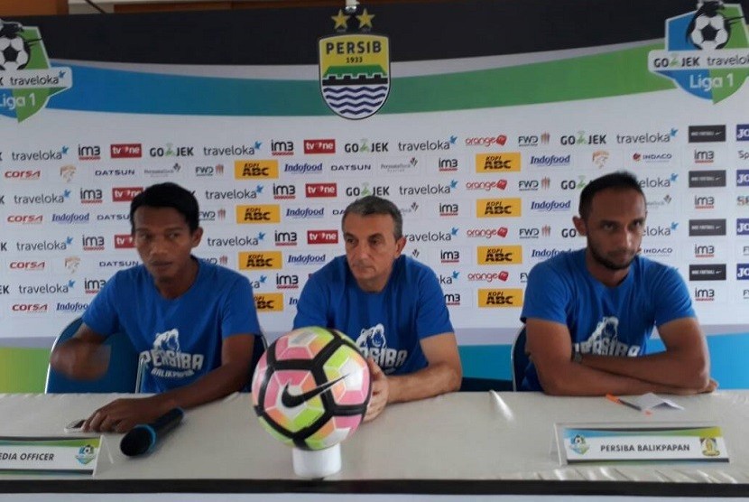 Pelatih Persiba Milomir Seslija (tengah) saat konferensi pers jelang Persib vs Persiba, di Graha Persib, Jalan Sulanjana, Bandung, Sabtu (10/6).