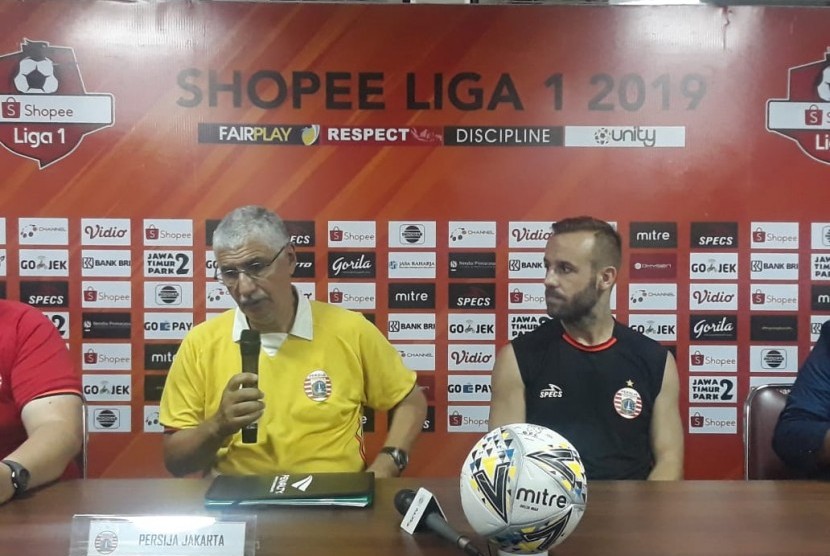 Pelatih Persija Jakarta Edson Tavares (kiri) mengaku salah menerapkan taktik saat timnya kalah 0-3 dari Bhayangkara FC.