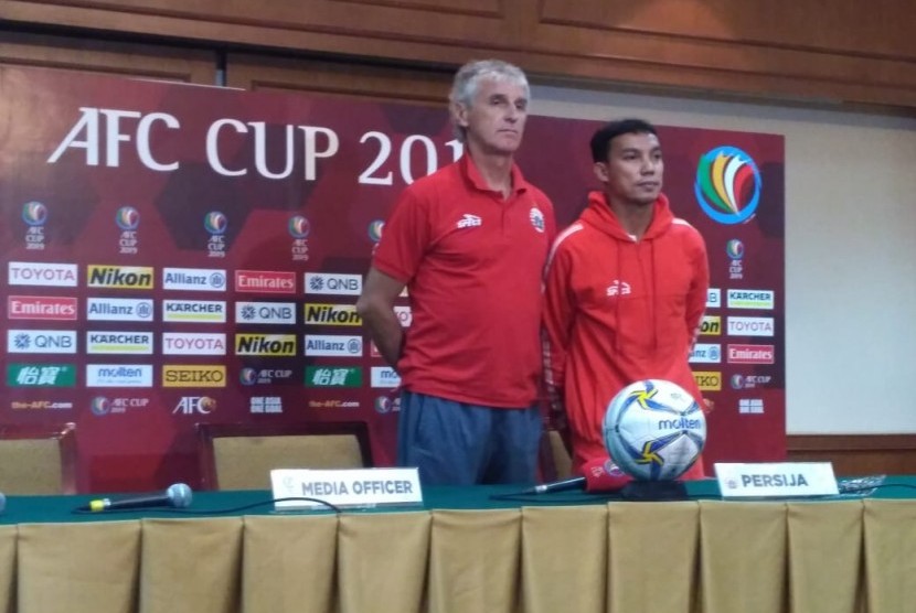 Pelatih Persija Jakarta Ivan Kolev dan pemain Persija Novri Setiawan dalam konferensi pers jelang laga Piala AFC 2019 di Hotel Sultan, Jakarta pada Senin (22/4).