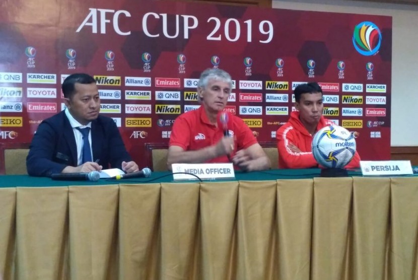 Pelatih Persija Jakarta, Ivan Kolev dan pemain, Novri Setiawan dalam konferensi pers jelang laga Piala AFC 2019 di Hotel Sultan, Jakarta pada Senin (22/4).