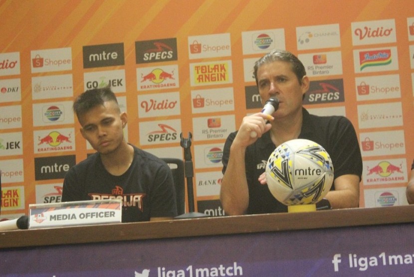 Pelatih Persija Jakarta Julio Banuelos (kanan) dan bek Rezaldi Hehanusa.