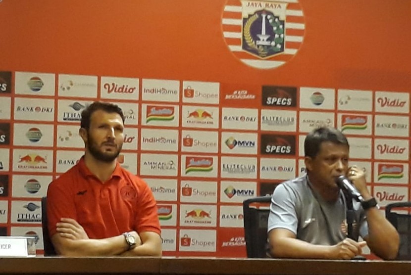 Pelatih Persija Jakarta, Sergio Farias (kanan) dalam konferensi pers jelang laga melawan Borneo FC di Stadion Utama Gelora Bung Karno (SUGBK), Sabtu (29/2). 