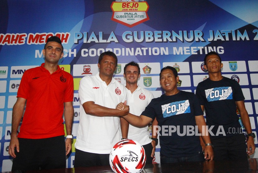 Pelatih Persela Lamongan Didik Ludianto (kedua kanan).