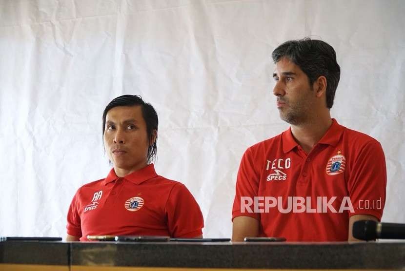 Pelatih Persija Jakarta Stefano Cugurra Teco (kanan)