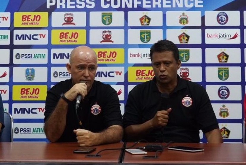 Pelatih Persija Sergio Farias (kanan).