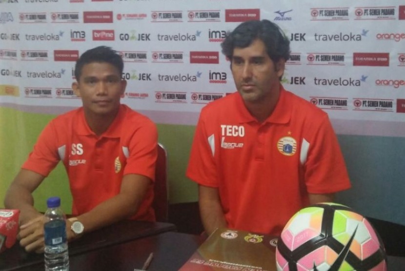 Pelatih Persija Stefano Cugurra Teco (kanan).