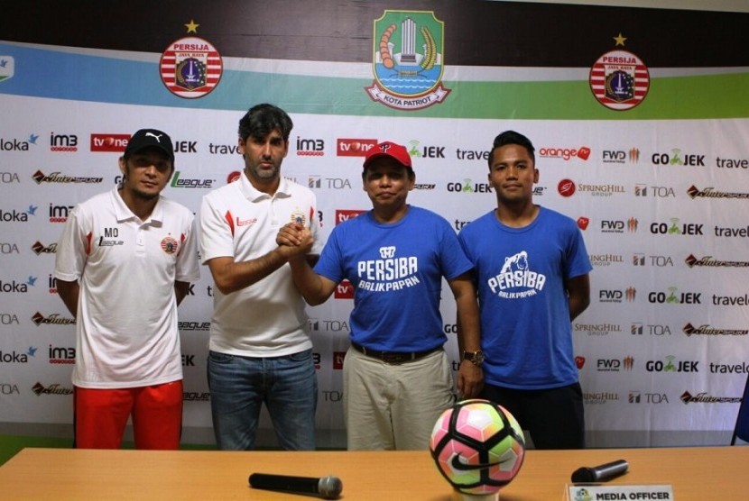 Pelatih Persija Stefano Cugurra Teco (kedua kiri) berjabat tangan dengan pelatih Persiba Balikpapan (Haryadi).