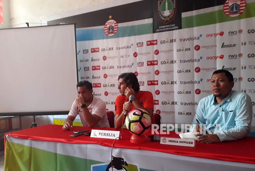 Pelatih Persija Stefano Cugurra (tengah) memberikan keterangan pers di Solo, Kamis (2/11), jelang duel kontra Persib Bandung di Stadion Manahan, Solo, Jumat (3/11).