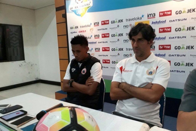 Pelatih Persija, Stefano Teco (kanan) dan bek Maman Abdurrachman.