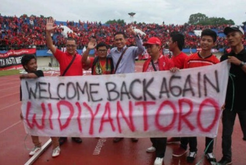 Pelatih Persis Solo, Widyantoro bersama Persis Mania.