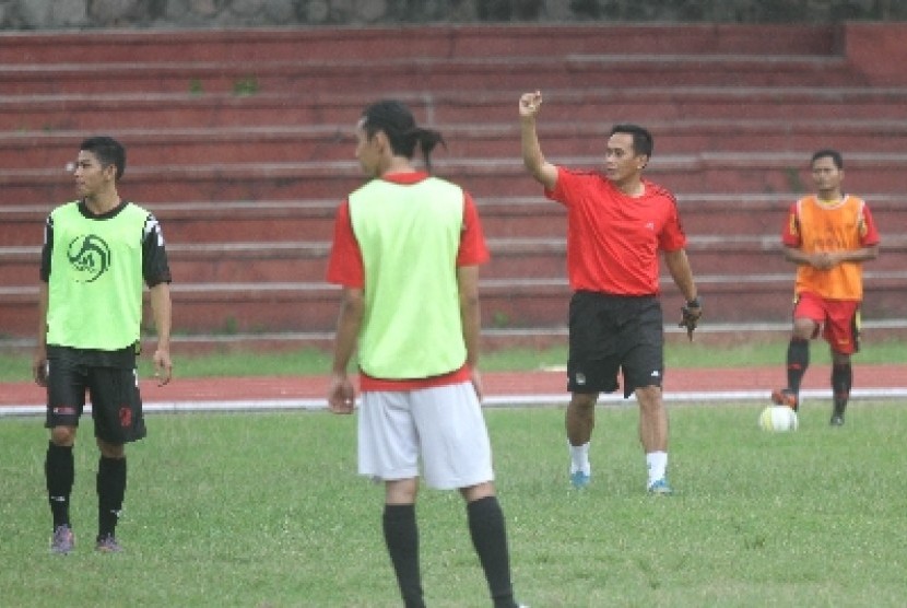 Pelatih Persis Solo, Widyantoro (dua dari kanan).