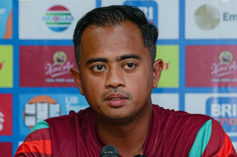 Pelatih Persis Tithan Wulung menjelaskan kepada wartawan saat konferensi pers di Stadion GBT Surabaya, Selasa (12/12/2023). 