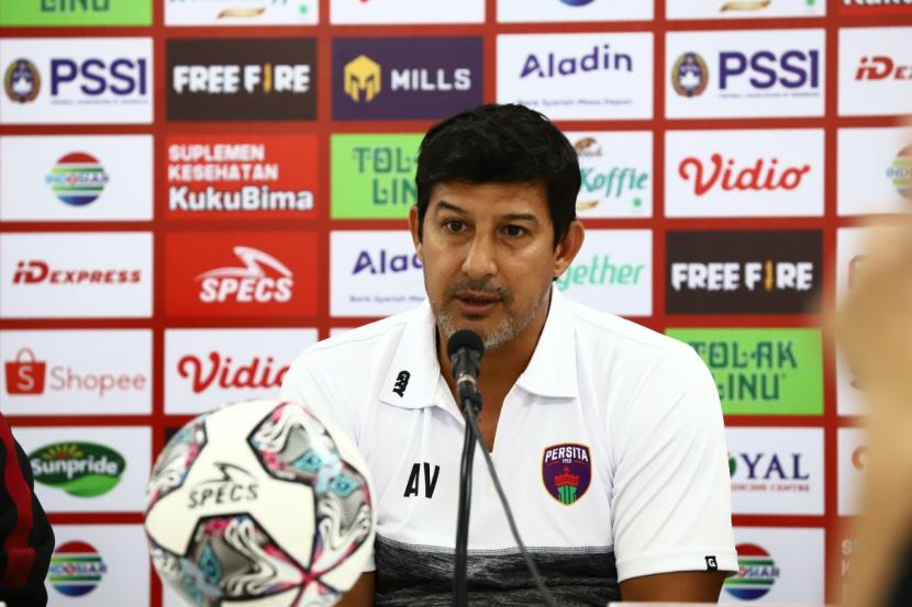 Pelatih Persita Tangerang, Alfredo Vera, dalam konferensi pers jelang laga kontra Persib Bandung.