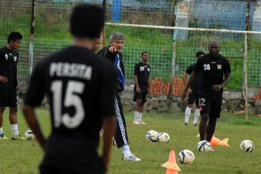 Pelatih Persita Tangerang Arcan Iurie memberikan instruksi kepada pemainnya.