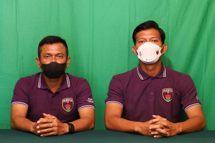 Pelatih Persita Tangerang Widodo Cahyono Putro (kiri) dan pemain Persita Tangerang Agung Prasetyo dalam konferensi pers daring jelang laga kontra Arema FC, Selasa (15/2/2022).