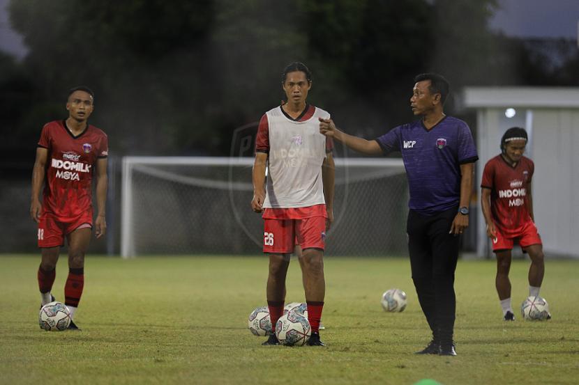 Pelatih Persita Tangerang Widodo Cahyono Putro memberikan arahan kepada para pemainnya. (ilustrasi)