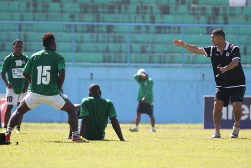 Pelatih Persiwa Gomes de Oliveira memberikan instruksi kepada anak-anak Persiwa