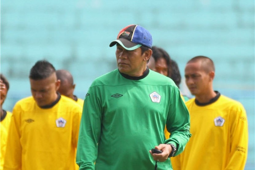 Pelatih Persiwa Wamena, Subangkit (tengah), mengawasi sejumlah pemainnya yang menggelar sesi latihan. 