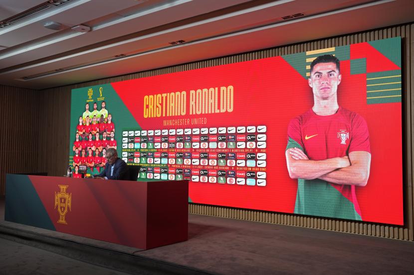 Pelatih Portugal Fernando Santos menyebut nama Cristiano Ronaldo saat mengumumkan skuad untuk Piala Dunia Qatar 2022 di markas federasi sepak bola Portugal di Oeiras, luar Lisbon, Jumat (11/11/2022).