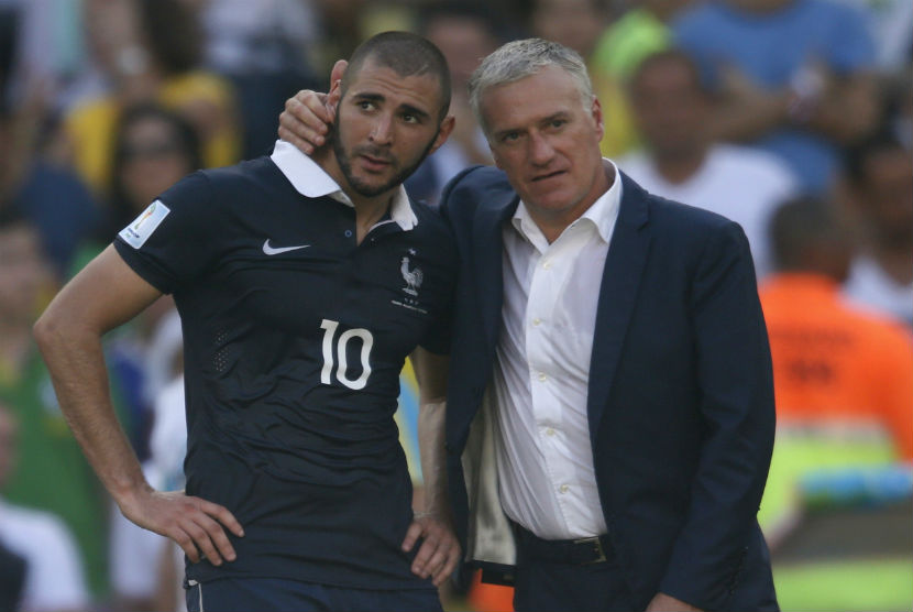 Pelatih Prancis, Didier Deschamps (kanan), berusaha membesarkan hati striker Karim Benzema setelah mereka tersingkir akibat mengalami kekalahan 0-1 dari Jerman di laga perempat final Piala Dunia 2014 di Stadion Maracana, Rio de Janeiro, Jumat (4/7). 