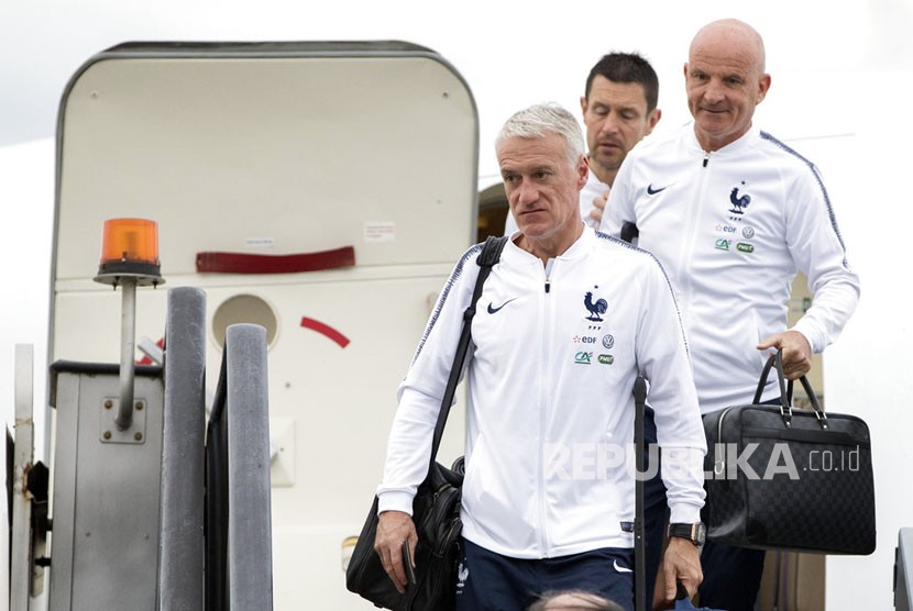 Pelatih  Prancis Didier Deschamps turun dari  pesawat saat tim nasional  Prancis tiba di bandara internasional Sheremetyevo, di luar Moskow, Rusia, Ahad (10/6). untuk bertanding di Piala Dunia 2018 di Rusia.