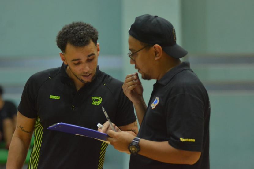 Pelatih Prawira Bandung, David Singleton memimpin latihan tim di GOR C-tra Arena, Kota Bandung, Kamis (18/11).