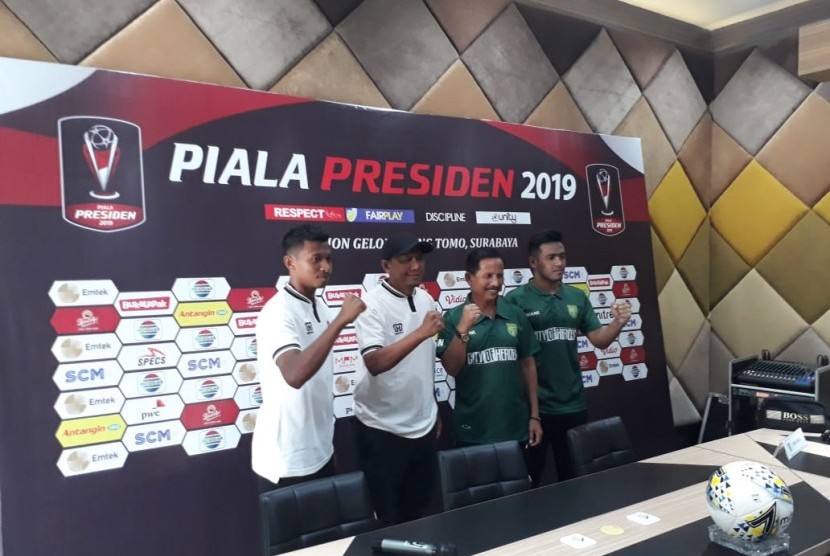 Pelatih PS Tira Persikabo Rahmad Darmawan (kedua kiri) dan Pelatih Persebaya Surabaya Djajang Nurdjaman (kedua kanan) memberikan keterangan pers terkait persiapan babak 8 besar Piala Presiden 2019 yang akan digelar di Stadion Gelora Bung Tomo, Sabtu (29/3).