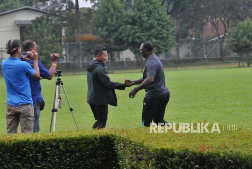 Pelatih PS Tira, Rudy Eka Priyambada (kiri) berjabat tangan dengan juru taktik Barito Putera, Jacksen F. Tiago usai laga uji coba di Lapangan BAIS TNI, Bogor, Kamis (22/2).