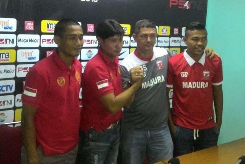 Pelatih PS TNI Eduard Tjong (kedua kiri) bersama pelatih Madura United Gomes De Oliveira (kedua kanan).