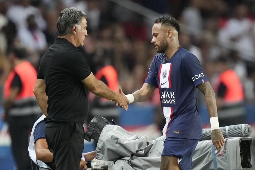  Pelatih PSG Christophe Galtier menyapa Neymar setelah ia digantikan pada pertandingan sepak bola Liga Satu Prancis antara Paris Saint-Germain dan Montpellier di Parc des Princes di Paris,  Ahad (14/8/2022) dini hari WIB. 