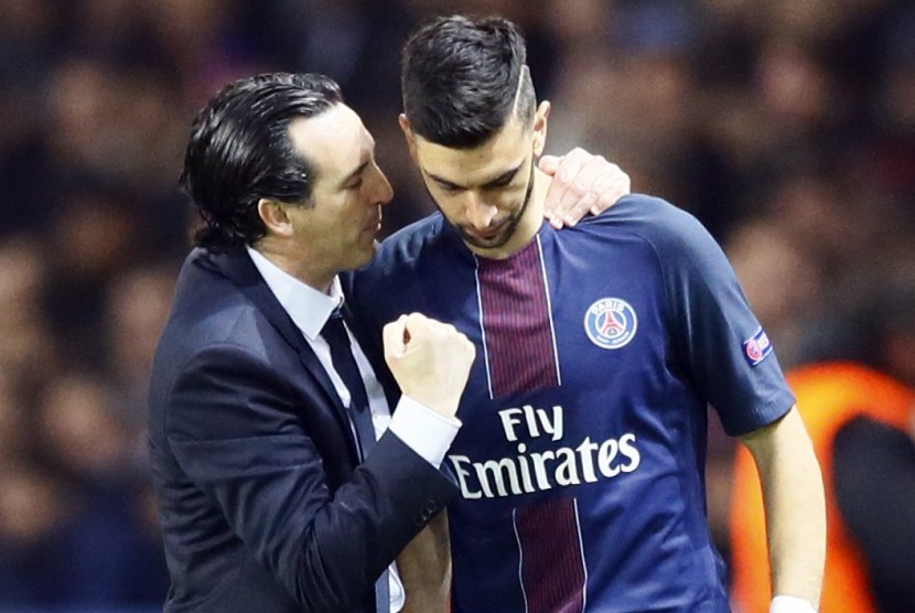 Pelatih PSG, Unai Emery (kiri) memberikan instruksi kepada Javier Pastore. (ilustrasi)