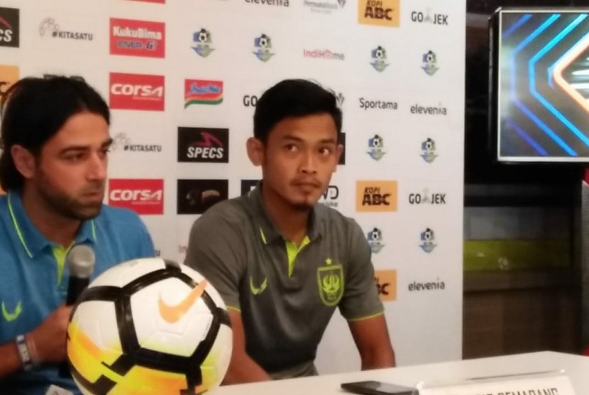 Pelatih PSIS Semarang, Vincenzo Anesse (kanan) dan pemain PSIS, Bayu Nugraha di Graha Persib, Sabtu (7/7).
