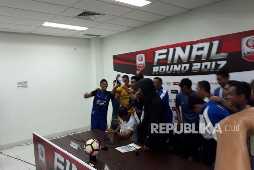 Pelatih PSIS Subangkit diguyur para pemainnya di ruang pers setelah berhasil memastikan tiket promosi ke Liga 1 seusai mengalahkan  Martapura FC 6-4 di Gelora Bandung Lautan Api, Selasa (28/11).