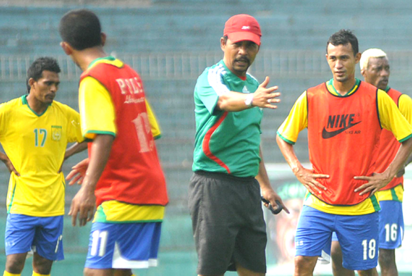 Pelatih PSLS Lhokseumawe Nasrul Koto (tengah) dalam sebuah sesi latihan timnya.